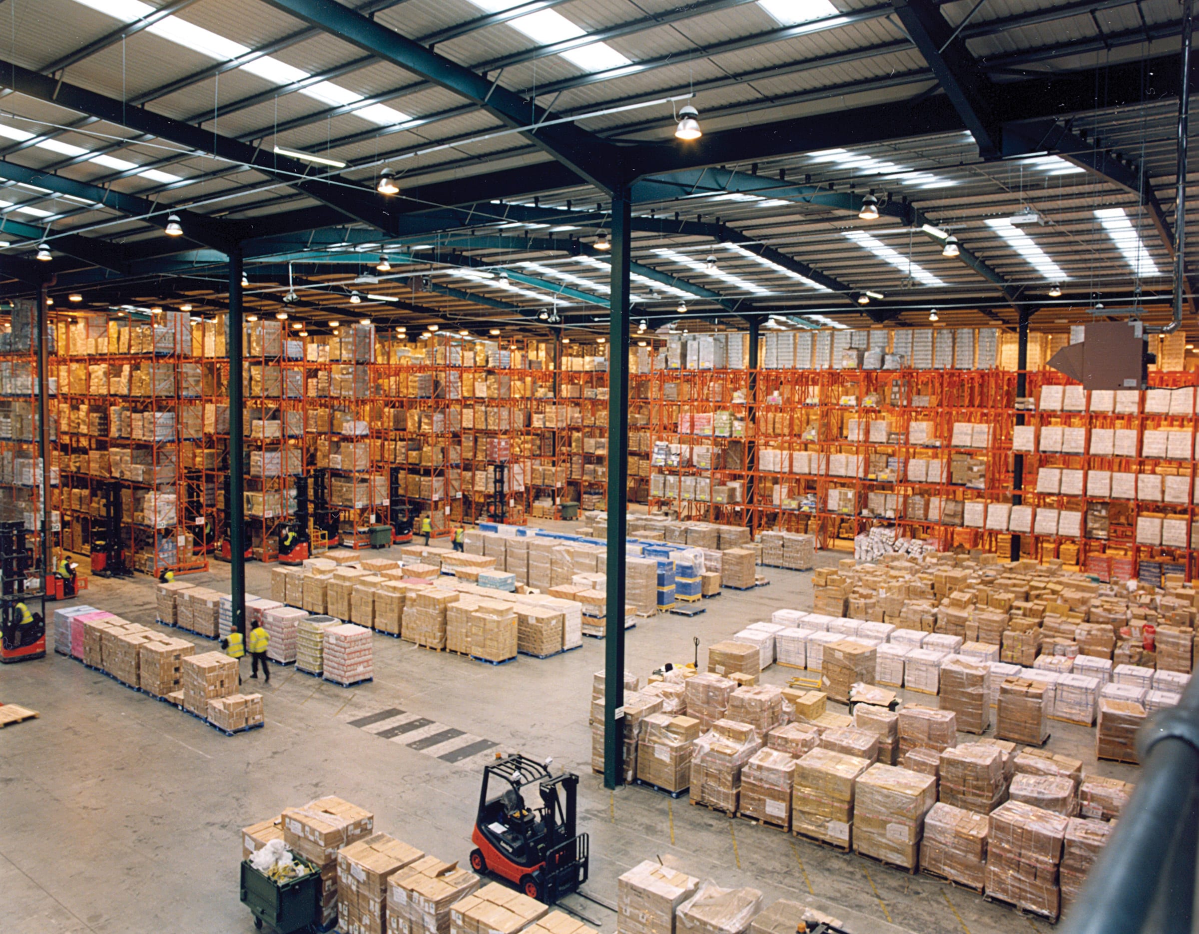Scaffali a pallet in deposito logistico di materiali da costruzione