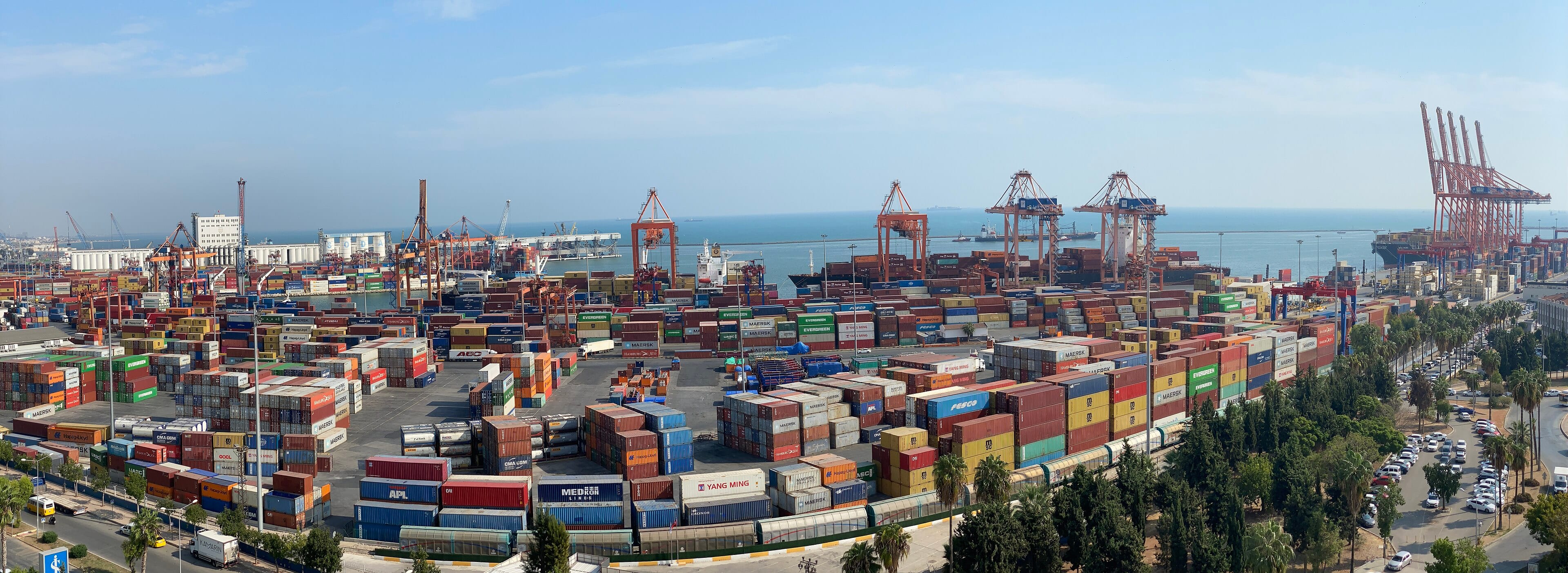 Mersin Limanı konteyner sahası, geniş açı.